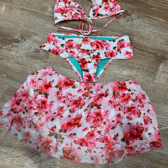 //2 for $15// Guess swim set - Picture 4 of 4